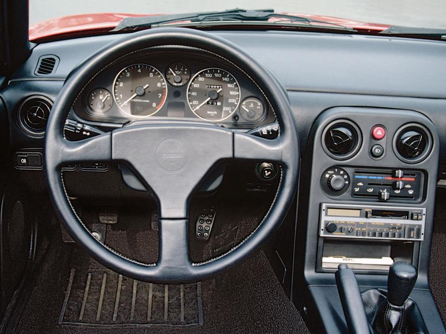 Панель приборов Mazda MX-5 (NA) 1989 года  (фото 27 из 30)